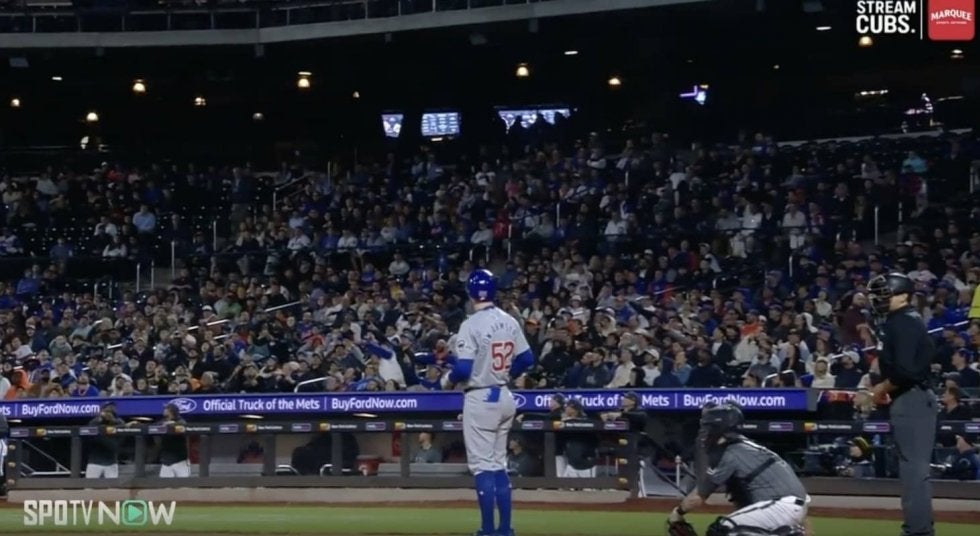 完全に放送事故！ 危険すぎる… フルスイングしたバットが観客席に飛んでいく瞬間　高速ライナーでネットに突き刺さる 「どこまで飛ばすんだよｗ」「刺さりすぎだろ」