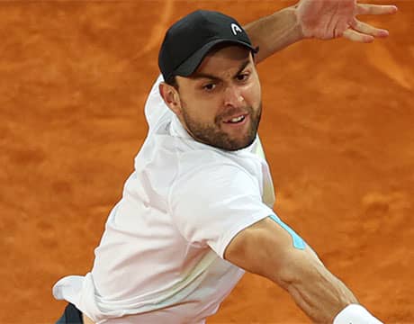 ”サヨナラ股抜きショット”披露！