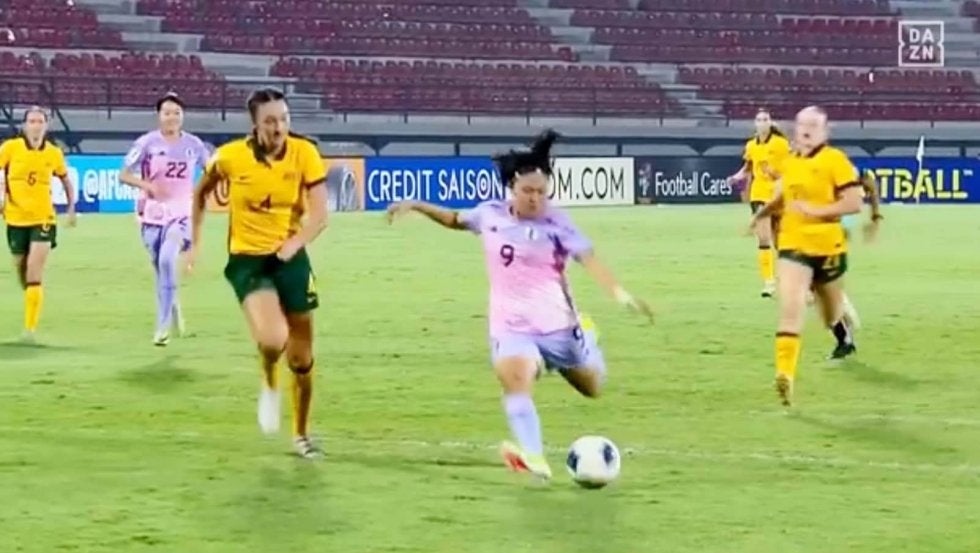 「女子版ハーランドだ」16歳リトルなでしこFWの“理不尽ゴラッソ”が大反響！ 胸トラップから反転シュートの一部始終「とんでもないFWが出てきたぞ」「規格外すぎる」