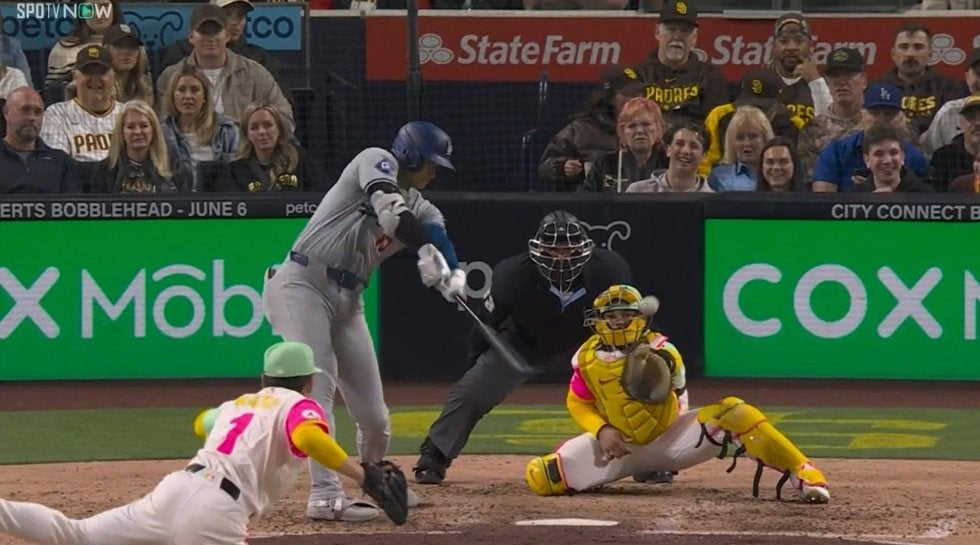 大谷翔平のヒット直後、ベッツに“異変”発生！ 笑撃の光景に「こんな楽しそうなベッツ見たことない…」塁上での姿にファン驚き