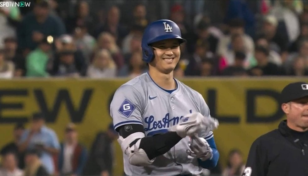 ショーヘイ…大谷翔平の珍行動にグラスノーがドン引き？ 「なんやコイツっていう目…」「盗塁の時より速く走った」ドタバタ劇にファン注目