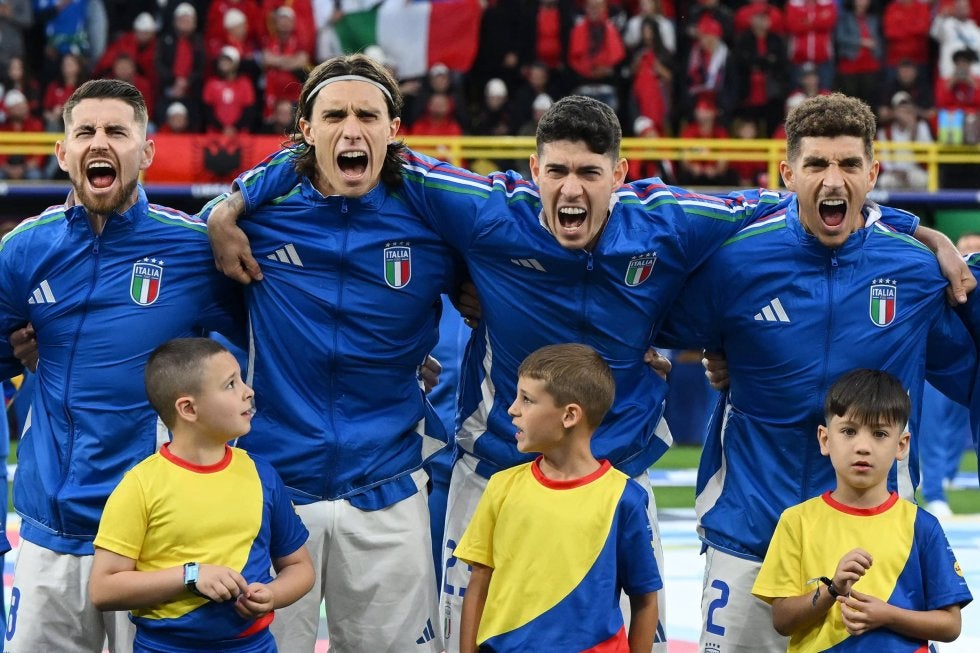 声量に子供もビックリ！」イタリア代表の“全力国歌斉唱”がエモすぎる