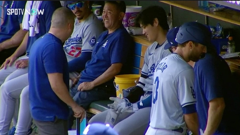 ベンチで羨望の眼差し！大谷翔平、通算200号の記念バッティンググローブはスタッフの手に バットと共に博物館で展示へ