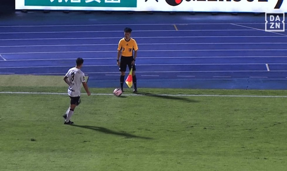 激レア事例の一発退場で大論争！「イエローで妥当」「あえて副審にボールを蹴った」神戸DFの“パス”は侮辱行為に相当？
