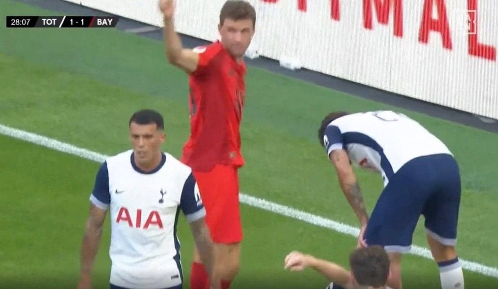 「自爆すんのやめてくれ」 狙われすぎだろ！ ファンも呆れ気味… ありえない“痛恨ミス”→豪快シュートを叩き込められる瞬間「毎回同じ失点してるな」