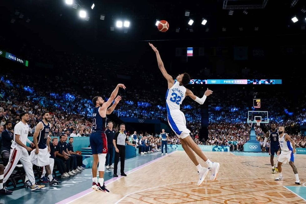 バスケットカリー カリーと224cm怪物の“意地”が交錯した決定的瞬間 バスケ決勝の「魅力的