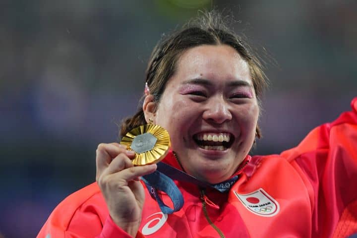 「日本に帰るのはまだ先に」女子やり投げ金メダリストの“まさかの報告”にファン驚き「早く帰って来て欲しいけど」