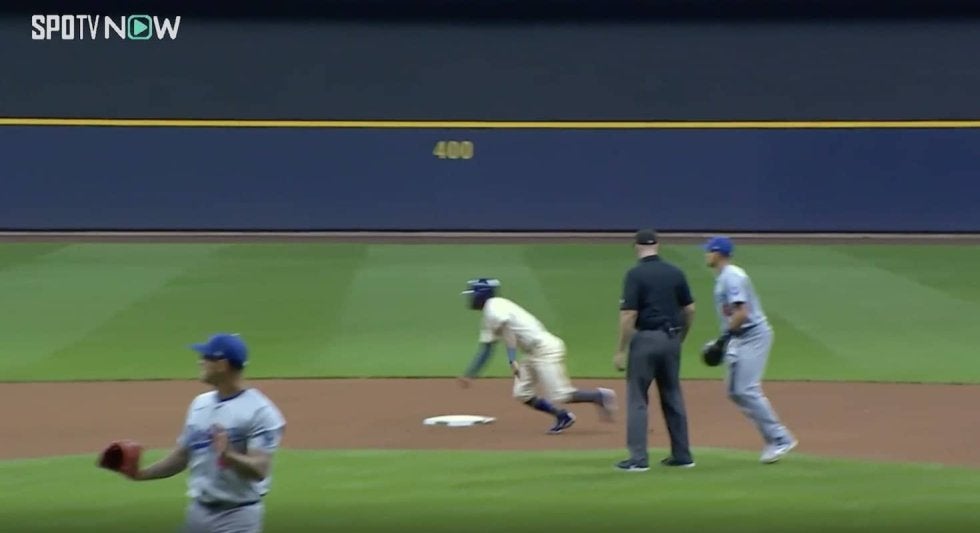 アイツやってんぞ！ ドジャースのベンチが発見した“痛恨の走塁ミス”　よく見ると…“問題のシーン”が起きた瞬間