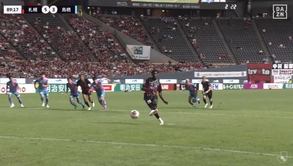 挨拶がわりのバカヨコ！！ 大型補強の札幌、J１残留への“切り札”がデビュー戦で強烈PK弾！GKの手を弾く豪快ショット炸裂の瞬間