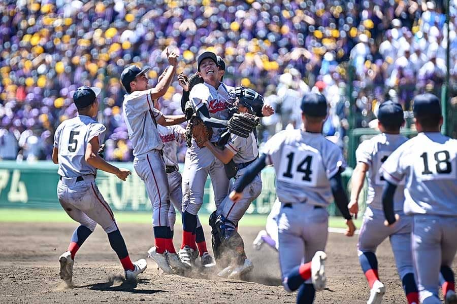 京都国際、悲願の初優勝　18年ぶり延長、史上初のタイブレーク決着…関東一との死闘制す