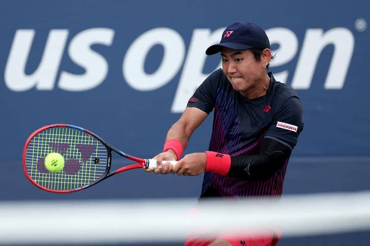 西岡良仁、痙攣でコートに倒れ込み最終セット途中で棄権。5年ぶりの初戦突破ならず[全米オープン]