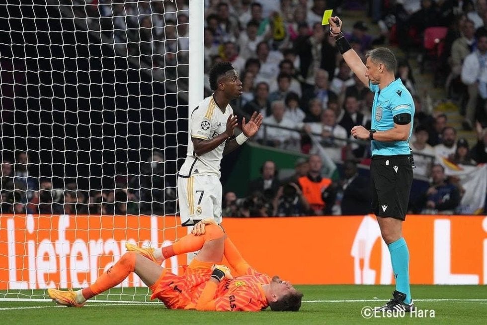 【サッカー界から消えた｢フェアプレー｣は何色か】(2)大悪人が考案した｢マーク｣とＦIFA運営の｢レッド｣、定着した｢色のイメージ｣