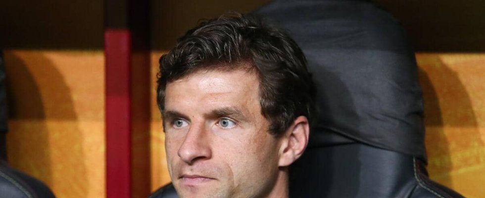 「かっこいい」バイエルンがオクトーバーフェスト仕様の特別ユニ発表！ モデルはミュラーが担当「よく似合っている」