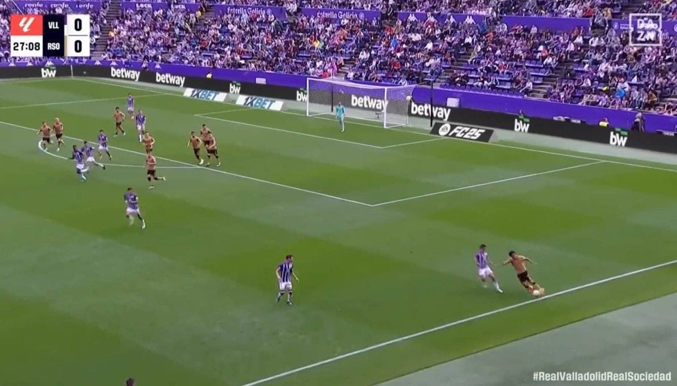 久保建英、鬱憤晴らすダイレクトシュート！「決めてニッコリ」スタメン復帰で即ゴール！高速カウンターを華麗に決めきるワンタッチショット炸裂の瞬間