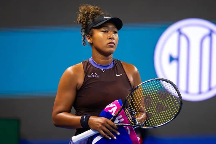 大坂なおみ、腰を負傷し第2セット終了後に棄権し8強入りならず。退場時にはガウフがバッグを持って付き添う[チャイナ・オープン]