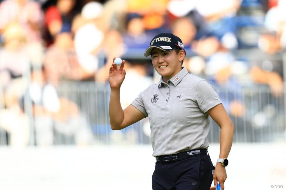 トラブルショットはお任せ？ 岩井明愛が絶妙3バーディで首位浮上