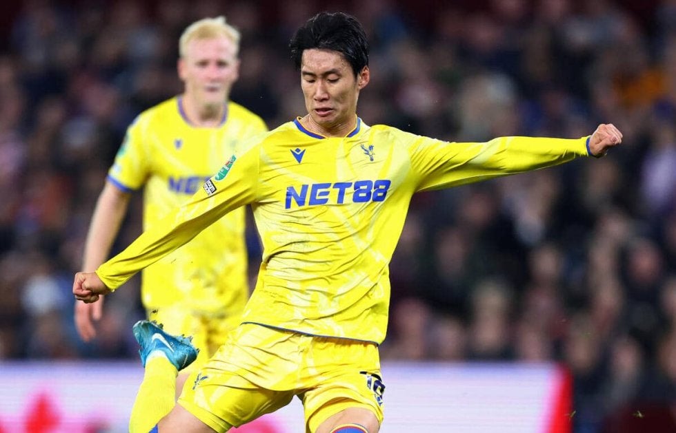 「もっと決めたい」ビラ戦の鎌田大地の低空ミドルが10月のパレス月間ベストゴールに！ トロフィー授与時には同僚から「ダイチ笑って」