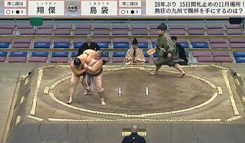 あぁ、腕が…！ 現役最年長力士が見せた厳しい攻めに館内騒然 “28歳差”対決で貫録も