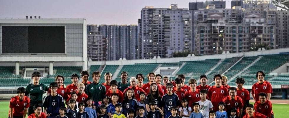 「修学旅行感みたい」「めちゃめちゃ楽しい男子校のノリ」日本代表27人が乗ったチャーター機内の「仲良すぎショット」が大反響！ 仲良しペア2組の“席順”も「兄弟みたい」の声