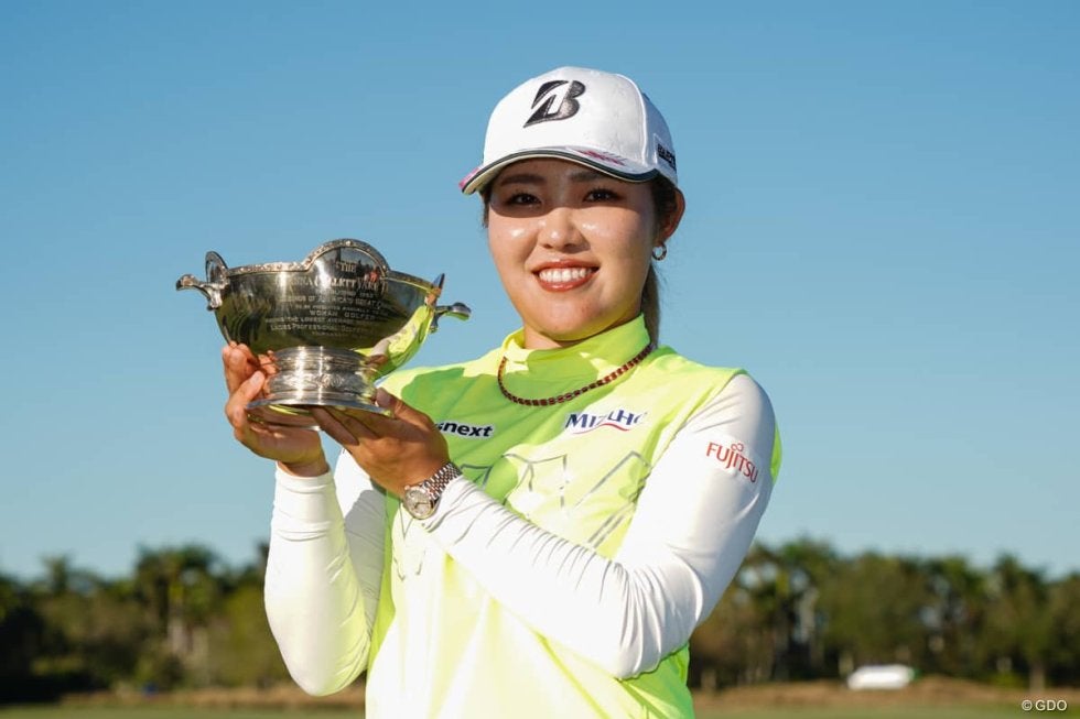 逆転で手にしたベアトロフィ 古江彩佳「年間で頑張った」平均ストローク60台