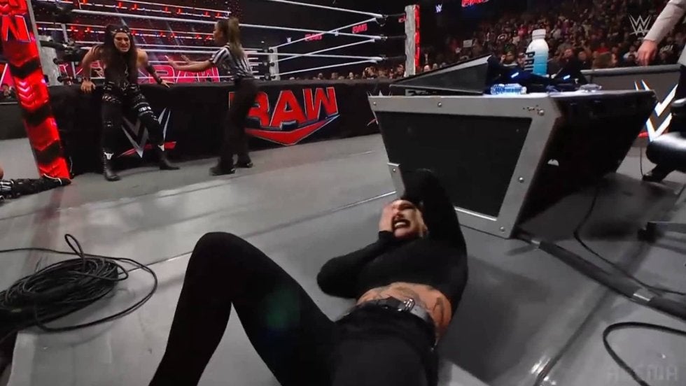 何という暴挙…眼窩底骨折の女子レスラー、テーブル角に顔面を強打して苦悶 ヒール女子の凶行に「角はアカン」心配の声