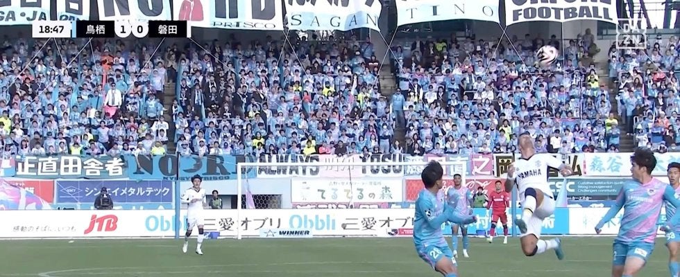 衝撃！顔面キックに敵地騒然 磐田、あわや“一発退場”も「イエローで助かった」 スタジアムが固唾を飲んだVARの一部始終