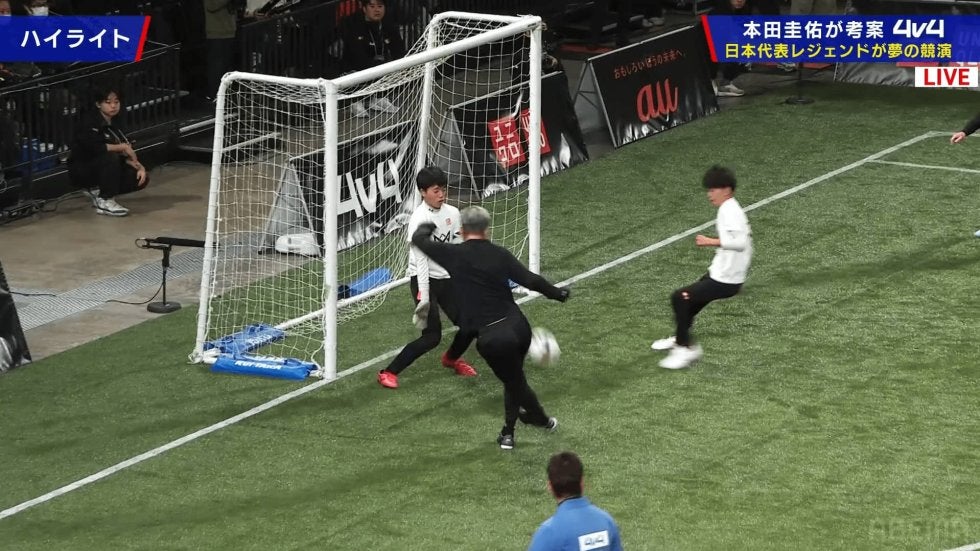 場内大興奮！ 57歳キングカズが“ラボーナ”でスーパーゴール！「うっっま」「魅せるねー」本田圭佑イベントで妙技披露