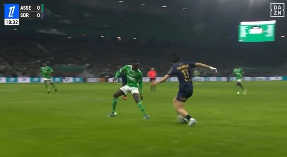 中村敬斗が「三笘った！」ビタ止めトラップ→高速シザースからの縦突破→完璧クロスで左サイドを完全翻弄した瞬間「切れ味凄まじい」