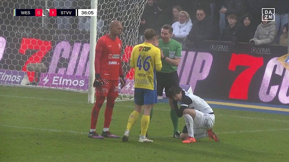 危ない！28歳日本代表DFが頭突きを受け“苦悶” 試合中断の激しい接触シーンに「狙われてる…」SNS上も心配の声