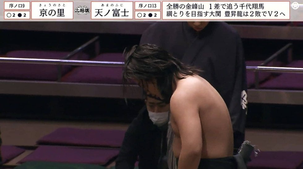 「これは人気出そう」「雰囲気ある」長髪の16歳若手力士、56キロ差の無差別級対決で激勝 真っ向勝負に館内喝采