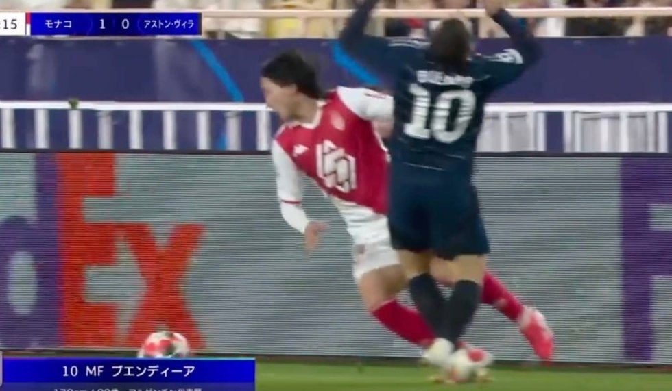 崩れ落ちた！ 南野拓実、まさかのハプニング発生… 急停止フェイント→“強烈エルボー”が顔面直撃！ アルゼンチン代表MFがノックアウト