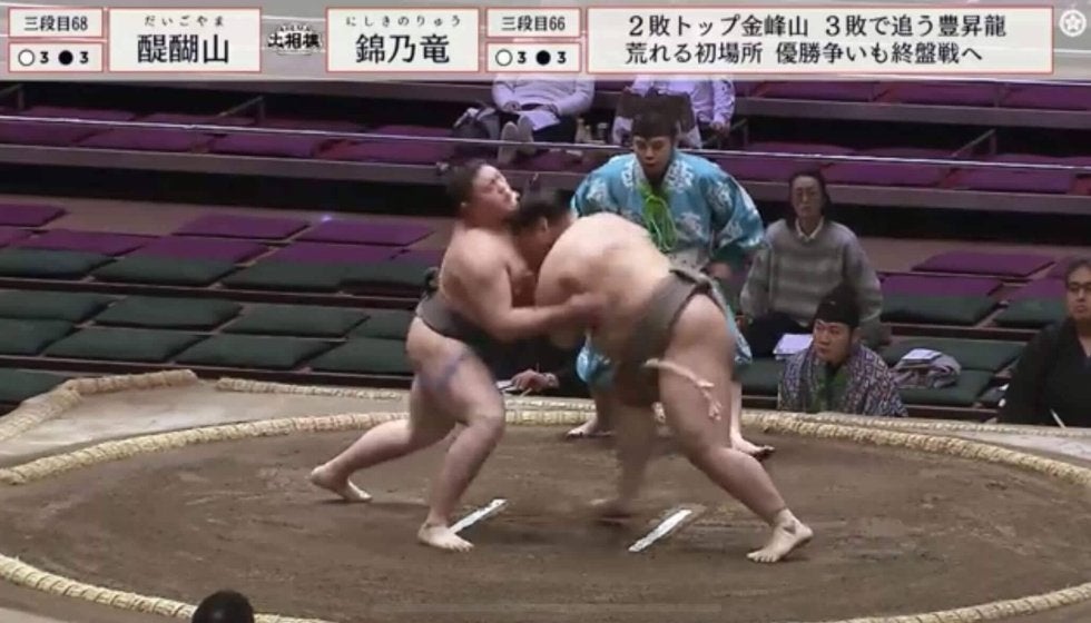 大相撲で強烈な左フックが炸裂…“エグすぎる張り手”を食らった力士がフラフラに「大丈夫か」館内どよめき