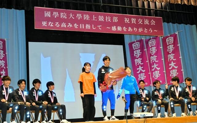 合宿所周辺の商店街などが祝賀交流会　学生駅伝2冠の国学院大