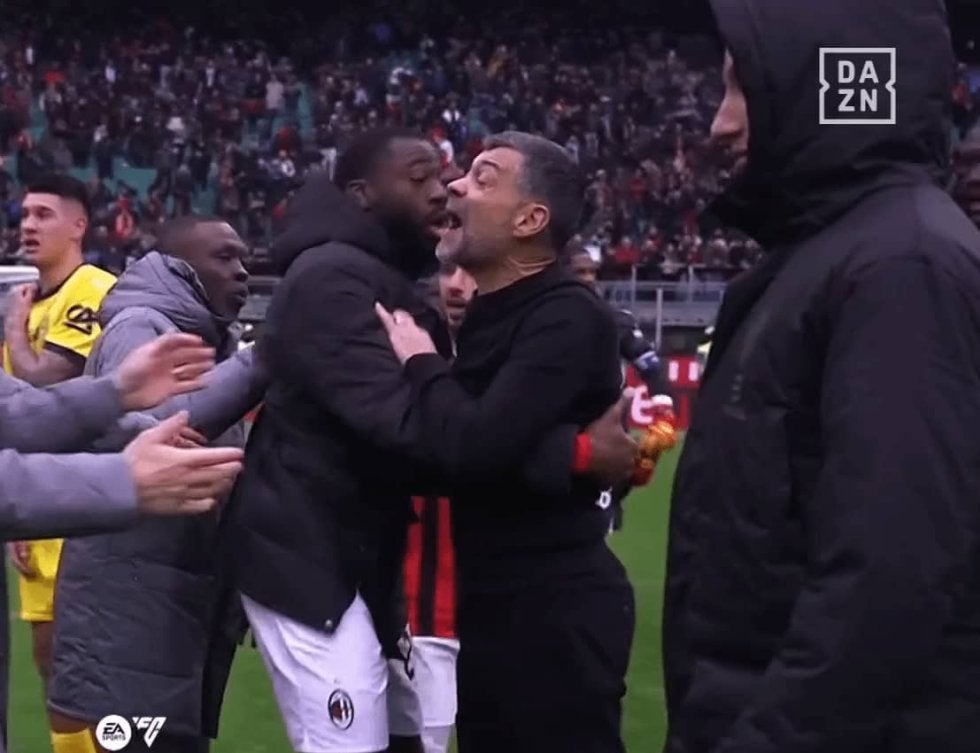 激昂！ ミラン指揮官、鬼の形相で叱責！ 選手と大口論→引き剥がされた衝撃シーン「中島翔哉にもキレてたよね」「何の喧嘩？」