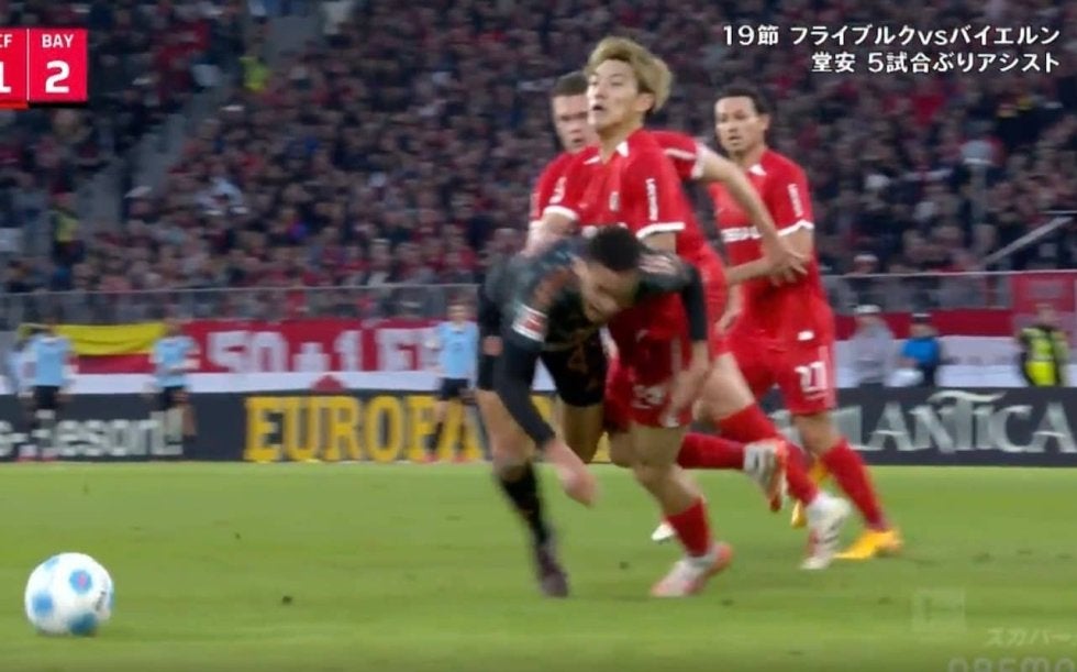 強すぎだろ！ 堂安律、ドイツ代表MFのドリブルを吹っ飛ばす！「鬼メンタル」 イエロー覚悟の“強烈タックル”炸裂「むしろいいファウル」