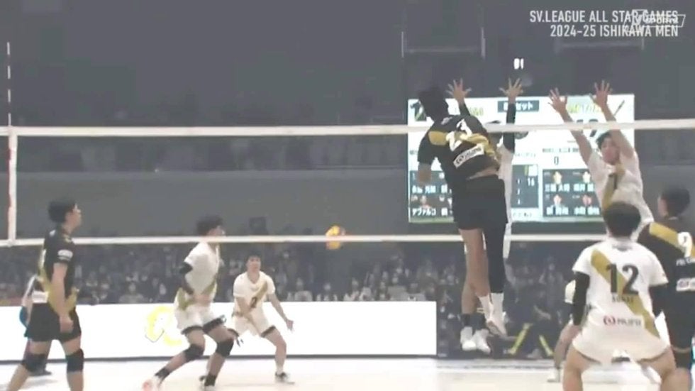 マジで見えない…男子バレーのオールスターで衝撃の“爆速スパイク”…レシーブもビビりまくりの“ガチプレー”に「あれはめっちゃ痛い」