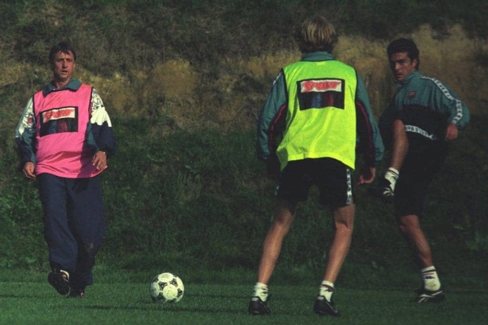 天才クライフの一撃が証明した｢有効性｣、初速は｢インステップ｣以上、｢ブレ球｣も蹴れる！【サッカー界は｢邪道キック｣を活用せよ】(3)