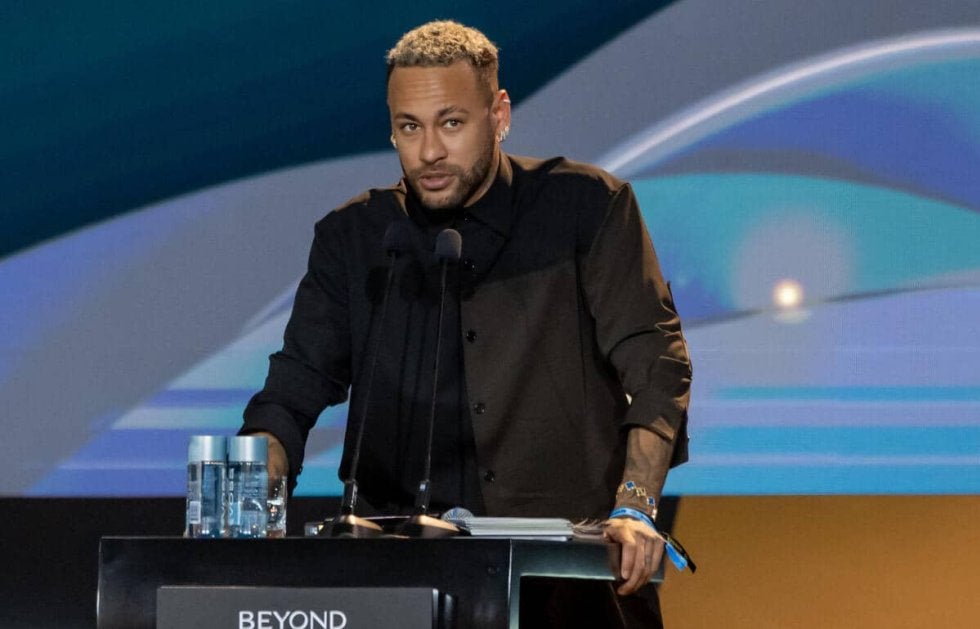 ネイマールがSNSで古巣サントスへの復帰を発表！