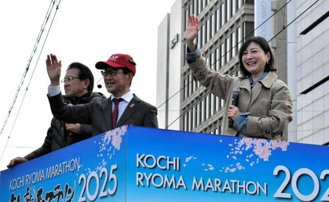 広末涼子さん｢楽しんで｣と激励　龍馬マラソンで1万人が快走