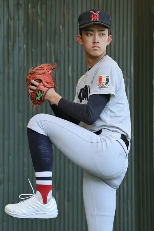 横浜高校野球部 半袖ウェア 平成の怪物」と重なる素質 最速151キロの1年生 横浜・織田翔希
