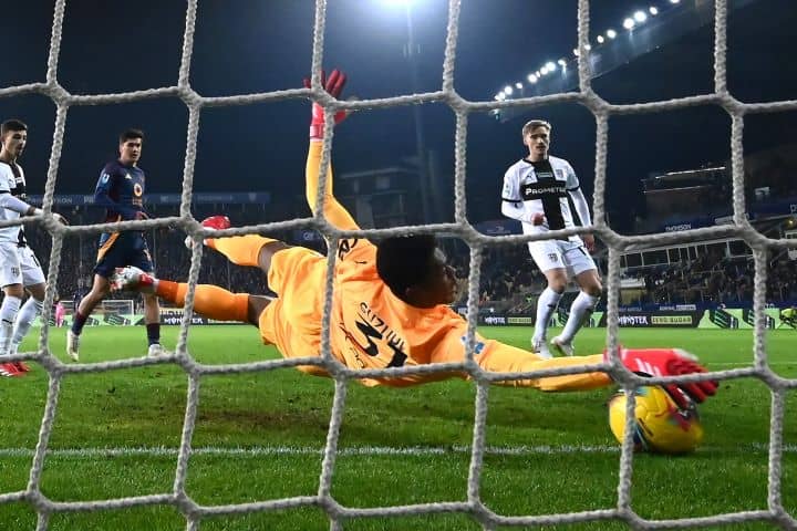 「パルマで最高の選手」鈴木彩艶、驚異的なダブルセーブに現地メディアも唸る「年間最優秀セーブ候補にふさわしい」