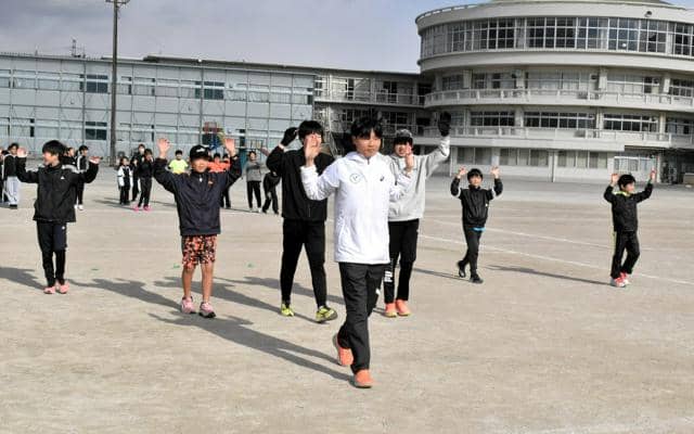 あこがれの駅伝ランナーから走り方学ぶ　三重県朝日町の小学生