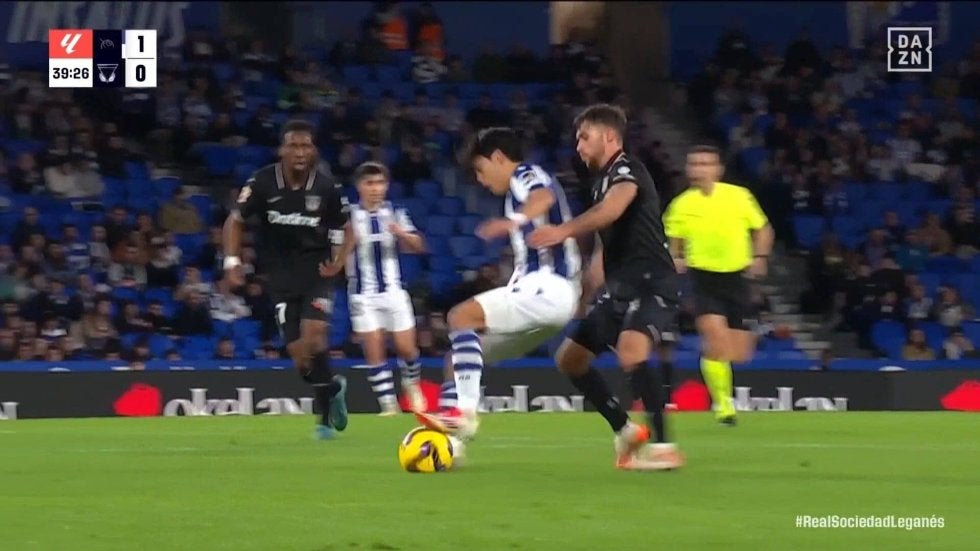 ワールドクラス！久保建英、脅威の“10秒キープ”が話題「圧倒的なフィジカル」強烈プレスにもボールを失わない激闘デュエルの一部始終