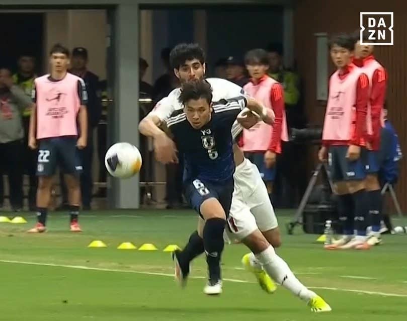 遠藤航かよ！ 大学生ボランチの“猛烈デュエル”が鳥肌級！「日本の魂や」「スーパー守備」小倉幸成が“身長20cm差”でも死闘タイマン完勝の瞬間【U20アジアカップ】