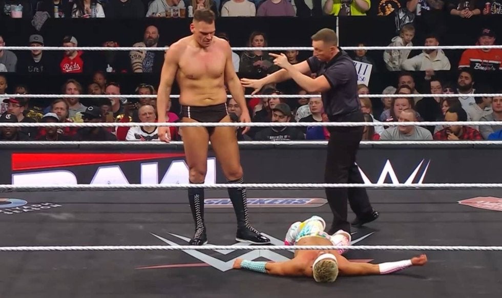 そこまでやるか？ 日本人男子レスラー、米マットで衝撃の失神負け 「足が浮いてる…」放送席絶句