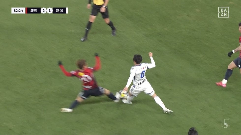 物議を呼ぶ判定！「ファウルないだろ！」「足裏入ってるよ」ファンの間で意見真っ二つ！鹿島MFがパーフェクトスライディングでボール奪取も体が相手の膝を直撃→負傷退場に