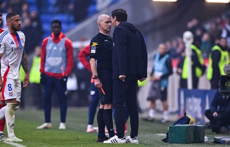 主審への高圧的な態度で退場していたリヨンのフォンセカ監督に重い処分、9カ月のベンチ入り禁止