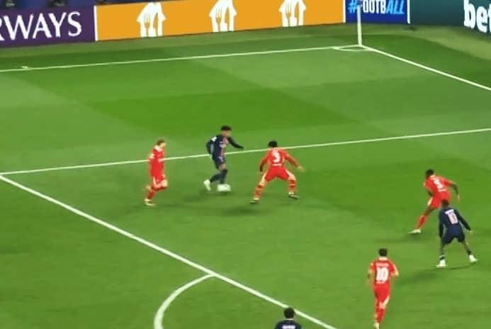 鉄壁！遠藤航の“神ブロック”にスタジアム大熱狂！「番犬すぎる」「バケモンや」「泣けてきた」PSGウイングを完封→現地メディアも絶賛「重要なブロック」