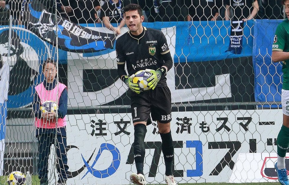 緑の絶対的な守護神がリーグ100試合連続出場の偉業…東京Vマテウス「ここに初めて来たことを思い出すと、本当にうれしい」苦境打破へチームを叱咤