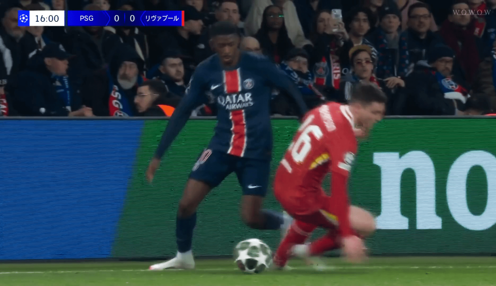 えっ、倍速映像！？ PSG最強ドリブラーの“超人突破”にファン衝撃「デンベレ神」「化け物や」「えぐいてぇ…」リヴァプール２選手を瞬殺した瞬間